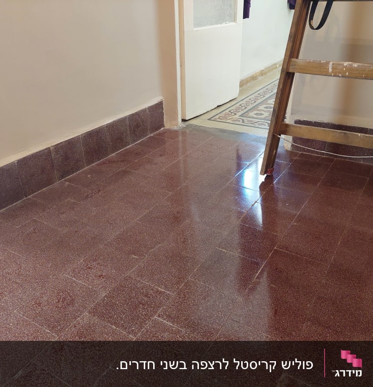 רצפה נקייה ומבריקה עם סולם עץ